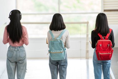 Üniversitede sosyal uzaklığı olan bir kız öğrencinin arkası.