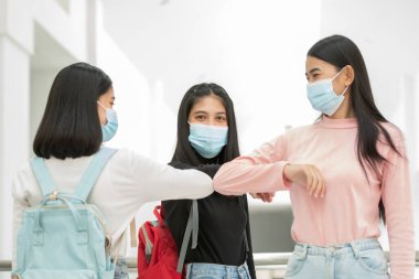 Sosyal uzaklık konsepti, bir grup kolej öğrencisi dirseklerini sallıyor Coronavirüs salgınını durdurun.