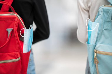 Öğrenciler üniversitedeki çalışmaları sırasında çantalarında bir maske hazırlarlar..