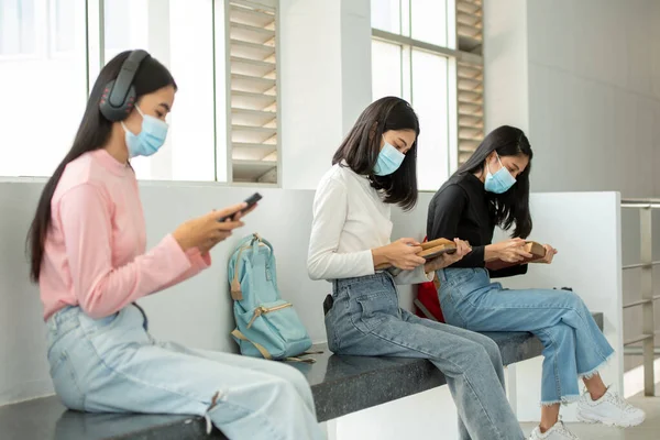 Een Groep Studenten Met Maskers Universiteitslezing — Stockfoto