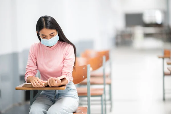 Universitaire Vrouwelijke Studenten Zitten Klas Van Social Distancing Overdraagbare Ziekten — Stockfoto