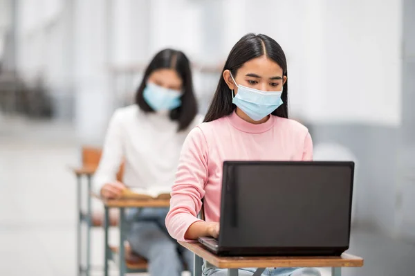 Universitaire Vrouwelijke Studenten Zitten Klas Van Social Distancing Overdraagbare Ziekten — Stockfoto