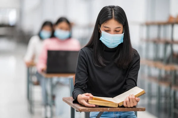 Universitaire Vrouwelijke Studenten Zitten Klas Van Social Distancing Overdraagbare Ziekten — Stockfoto