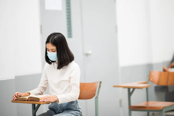 Een Vrouwelijke Student Met Een Masker Zit Een Klaslokaal Universiteit — Stockfoto