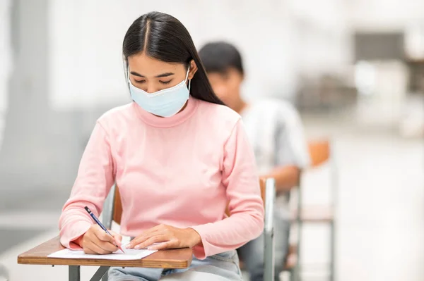 Studenten Met Potloden Examens Leggen Klas Van Universiteit — Stockfoto