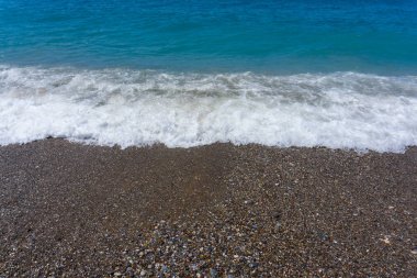 Deniz dalgası kumsalda