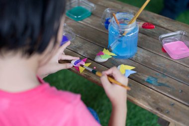 Küçük balık boyama çocuk