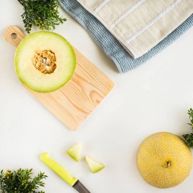 Kavun kesme tahtası üzerinde