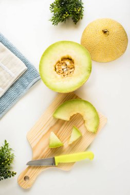 Mutfak masasında dilimlenmiş sarı kavun ile