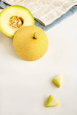 Masanın üzerine sarı kavun parçaları