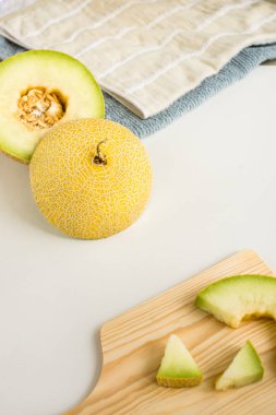 Masanın üzerine sarı kavun parçaları