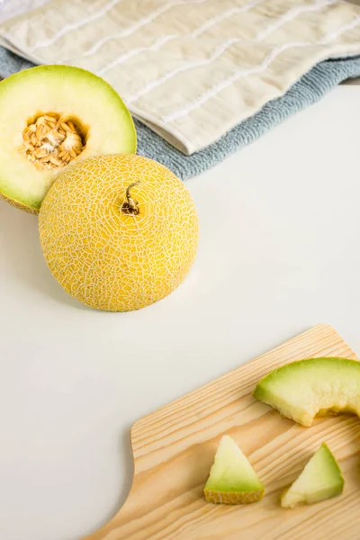 Masanın üzerine sarı kavun parçaları