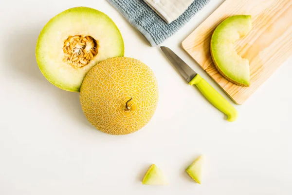 Masanın üzerine taze sarı kavun