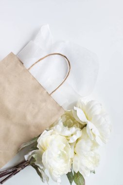 Şakayık beyaz zemin üzerine kağıt çanta