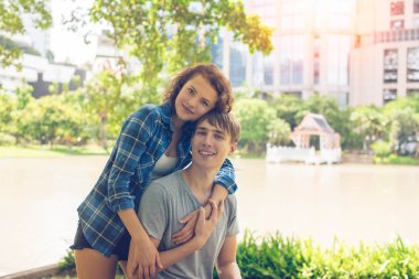 Genç çift parkon güneşli gün