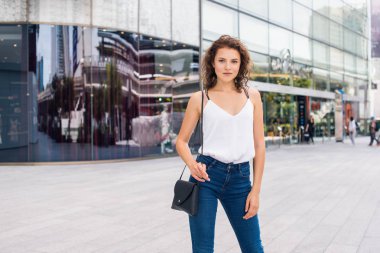 Güzel kız modern bulding (yatay yanında ayakta)