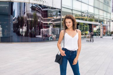 Modern bina yanında duran ve yan arıyorum Genç Bayan