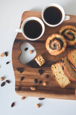 İki fincan kahve tatlılar ahşap tablo