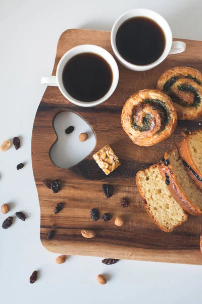 İki fincan kahve tatlılar ahşap tablo