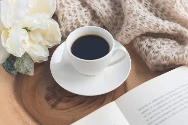 Fincan sade kahve kitap, çiçek üzerinde ahşap masa