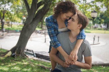 Sarılma ve genç adam genç kadını. Açık