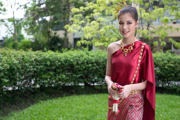 Asian Girl Wearing Thai Traditional Dress Holding Flowers Horizontal — Stock Photo, Image