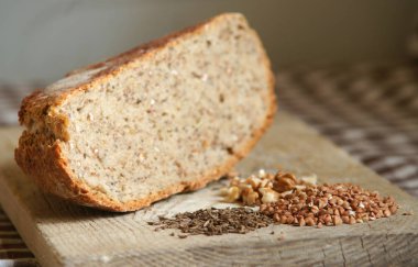 Malzemeler ve baharat ile bir tabloda taze ekmek dilimi