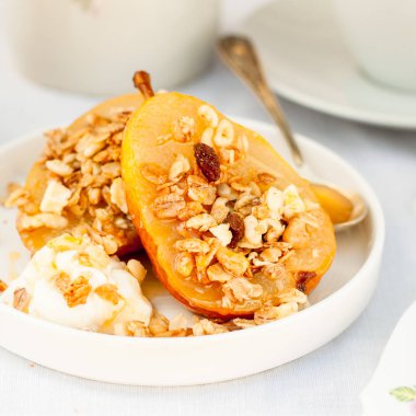 Tatlım kızartma armut Granola ve yoğurt ile