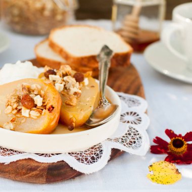 Tatlım kızartma armut Granola ve yoğurt ile