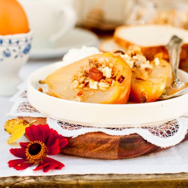 Tatlım kızartma armut Granola ve yoğurt ile