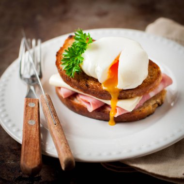 Croque madame, yumurtalı ekmek yumurta ile