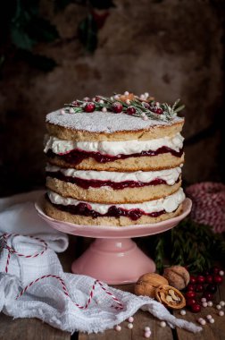 Ahududu Reçeli ve Krem Şanti ile Noel Katmanlı Kek