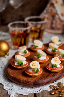 Somon, Peynir ve Yumurta Küçük Tarts