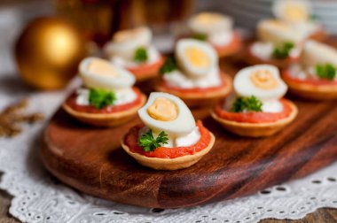 Somon, Peynir ve Yumurta Küçük Tarts