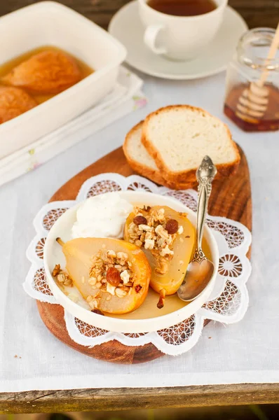 Honing geroosterd peren met muesli en yoghurt — Stockfoto