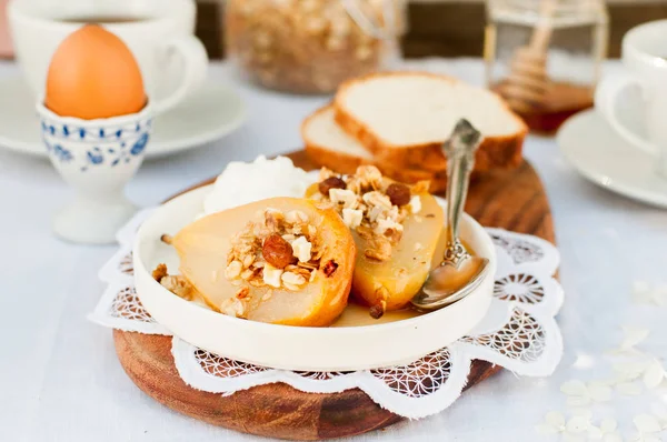 Pêras assadas de mel com granola e iogurte — Fotografia de Stock