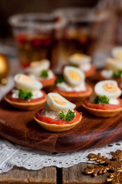Pequenas tartes de salmão, queijo e ovo — Fotografia de Stock