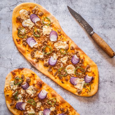 İki Domuz ve Mavi Peynirpizza