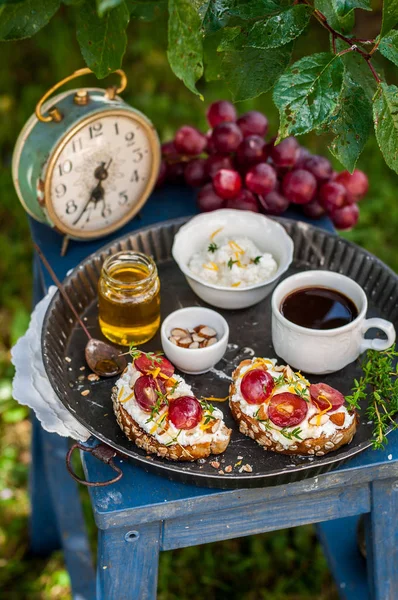 Bruschetta de uva servida para café da manhã — Fotografia de Stock