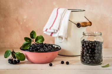 Mutfak Masasında Chokeberries