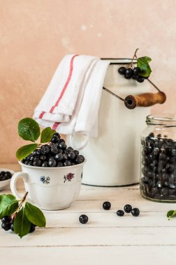 Mutfak Masasında Chokeberries