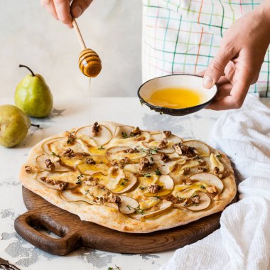 Bal ile Kadın Drizzling Armut Pizza