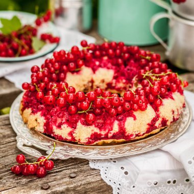 Kırmızı Frenk Üzümü Baş Aşağı Bundt Kek