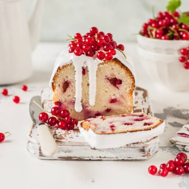 Dilimlenmiş Kırmızı Frenk Üzümü Kek