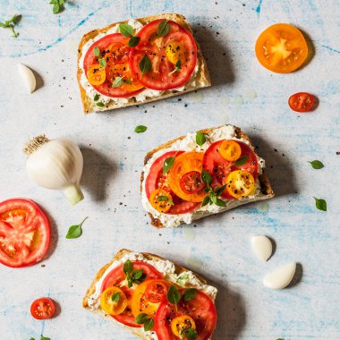 Taze Domates ve Fesleğen Bruschetta