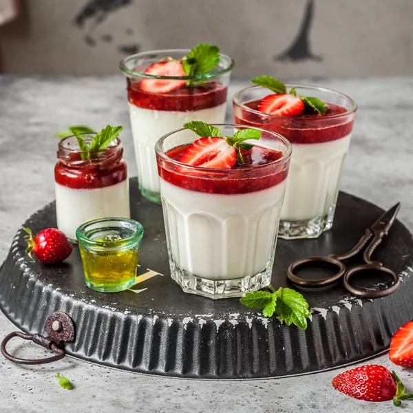 Yogur Panna Cotta con Fresas — Foto de Stock