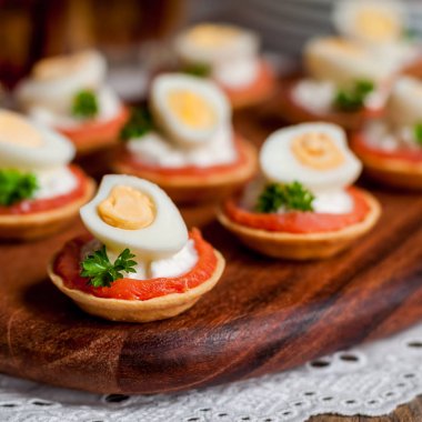 Somon, Peynir ve Yumurta Küçük Tarts
