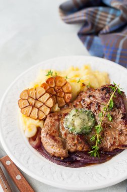 Ot Tereyağı ve Patates Püresi ile Kızarmış Domuz