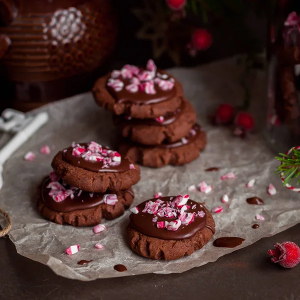 Schokoladenweihnachtskekse mit zerdrücktem Zuckerrohr — Stockfoto