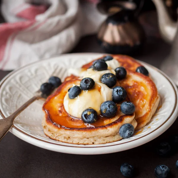 Pfannkuchen mit Mascarpone, Honig und Blaubeeren — Stockfoto